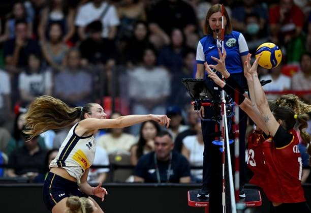 (250830) -- BANGKOK, Aug. 30, 2025 -- Stella Nervini (L) of Italy spikes the ball during the round of 16 match between Italy and Germany at the Volleyball Women s World Championship, WM, Weltmeisterschaft in Bangkok, Thailand, Aug. 30, 2025. ) (SP)THAILAND-BANGKOK-VOLLEYBALL-WOMEN S WORLD CHAMPIONSHIP-ITALY VS GERMANY HouxZhaokang 