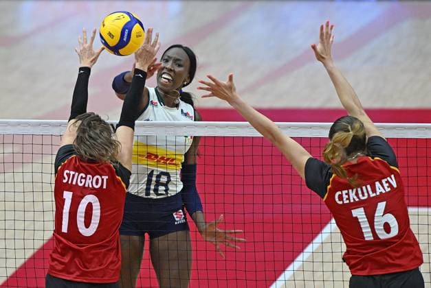 (250830) -- BANGKOK, Aug. 30, 2025 -- Paola Ogechi Egonu (C) of Italy spikes the ball during the round of 16 match between Italy and Germany at the Volleyball Women s World Championship, WM, Weltmeisterschaft in Bangkok, Thailand, Aug. 30, 2025. ) (SP)THAILAND-BANGKOK-VOLLEYBALL-WOMEN S WORLD CHAMPIONSHIP-ITALY VS GERMANY HouxZhaokang 