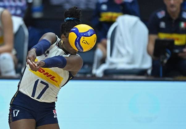 (250830) -- BANGKOK, Aug. 30, 2025 -- Myriam Fatime Sylla of Italy competes during the round of 16 match between Italy and Germany at the Volleyball Women s World Championship, WM, Weltmeisterschaft in Bangkok, Thailand, Aug. 30, 2025. ) (SP)THAILAND-BANGKOK-VOLLEYBALL-WOMEN S WORLD CHAMPIONSHIP-ITALY VS GERMANY HouxZhaokang 