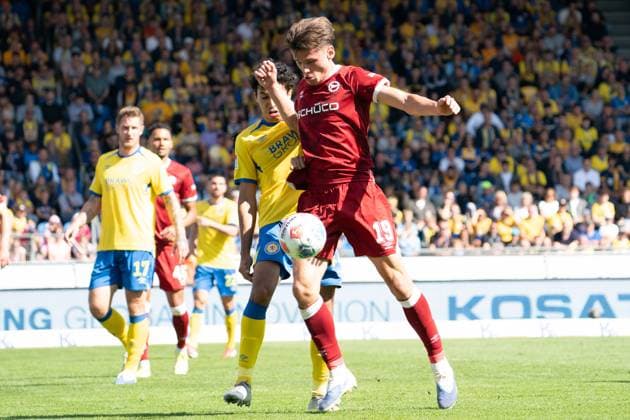 Maximilian Grosser Nr 19 DSC Arminia Bielefeld vs Johan Gomez Nr 44 Eintracht Braunschweig GER, Eintracht Braunschweig vs DSC Arminia Bielefeld, Soccer, 2 Bundesliga, Matchday 4, Season 2025 26, 30 08 2025 DFL REGULATES PROHIBIT ANY USE OF PHOTOGRAPHS AS IMAGE SEQUENCES AND OR QUASI VIDEO GER, Eintracht Braunschweig v DSC Arminia Bielefeld, Football, Bundesliga 2, Matchday 4, Season 2025 26, 30 08 2025 Braunschweig Copyright: xEibner-Pressefoto DanielxREINELTx EP_DRT