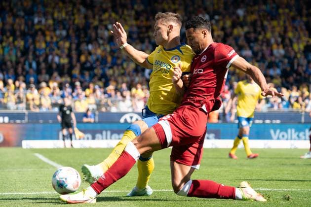 Ocansey Nr 45 DSC Arminia Bielefeld vs Sven Koehler Nr 27 Eintracht Braunschweig GER, Eintracht Braunschweig vs DSC Arminia Bielefeld, Soccer, 2 Bundesliga, Matchday 4, Season 2025 26, 30 08 2025 DFL REGULATES PROHIBIT ANY USE OF PHOTOGRAPHS AS IMAGE SEQUENCES AND OR QUASI VIDEO GER, Eintracht Braunschweig vs DSC Arminia Bielefeld, Football, Bundesliga 2, Matchday 4, Season 2025 26, 30 08 2025 Braunschweig Copyright: xEibner-Pressefoto DanielxREINELTx EP_DRT