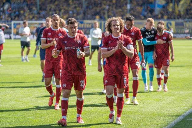 Stefano Russo Nr 21 DSC Arminia Bielefeld Mael Corboz Nr 6 DSC Arminia Bielefeld and teammates after the match on the way to the fans GER, Eintracht Braunschweig vs DSC Arminia Bielefeld, Soccer, 2 Bundesliga, Matchday 4, Match time 2025 26, 30 08 2025 DFL REGULATES PROHIBIT ANY USE OF PHOTOGRAPHS AS IMAGE SEQUENCES AND OR QUASI VIDEO GER, Eintracht Braunschweig v DSC Arminia Bielefeld, Football, Bundesliga 2, Matchday 4, Season 2025 26, 30 08 2025 Braunschweig Copyright: xEibner-Pressefoto DanielxREINELTx EP_DRT