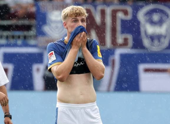 Niklas Niehoff Holstein Kiel enttaeuscht Fußball, Herren, Saison 2025 2026, 2 BL, Holstein Stadion, Holstein Kiel gegen Hannover 96, 1 2 DFL REGULATIONS PROHIBIT ANY USE OF PHOTOGRAPHS AS IMAGE SEQUENCES AND OR QUASI VIDEO