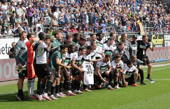Winner photo with jersey 39 Football, Men, Season 2025 2026, 2 BL, Holstein Stadion, Holstein Kiel vs Hannover 96, 1 2 DFL REGULATIONS PROHIBIT ANY USE OF PHOTOGRAPHS AS IMAGE SEQUENCES AND OR QUASI VIDEO