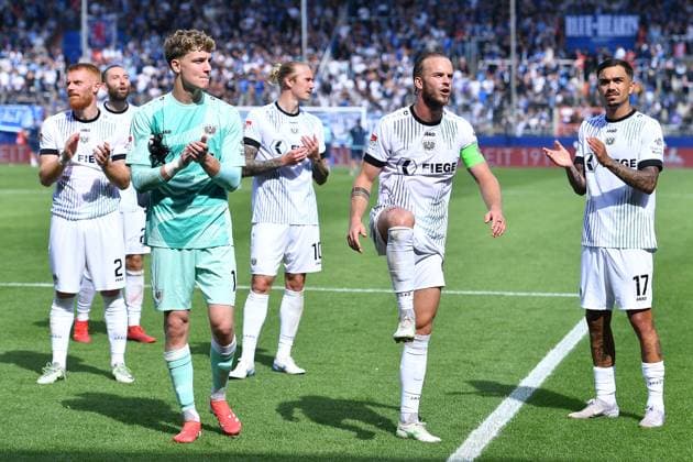 Soccer 2 Bundesliga 4 Matchday VfL Bochum SC Preußen Münster on 30 08 2025 at Vonovia Ruhrstadion in Bochum SC Preußen Münster players celebrate the away win Johannes Schenk Münster , left Jorrit Hendrix Münster , center Oliver Batista Meier Münster , right DFL regulations prohibit any use of photographs as image sequences and or quasi video xRx