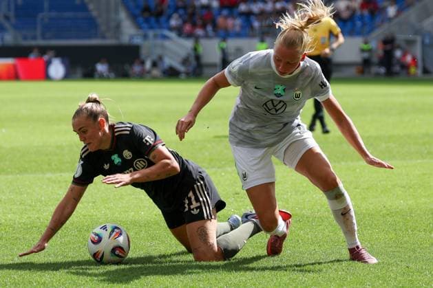 left to right Georgia Stanway 31 FC Bayern Muenchen Frauen in duel with Ella Peddemors 5 VfL Wolfsburg Frauen , FC Bayern Muenchen Frauen vs VfL Wolfsburg Frauen, DFL, Bundesliga, Saison 2025 2026, BBBank Wildpark, Google Pixel Supercup der Frauen, 30 08 2025 DFB regulations prohibit any use of photographs as image sequences and or quasi video Karlsruhe Baden Wuerttemberg Germany Copyright: xkolbert-press MartinxAgüerax