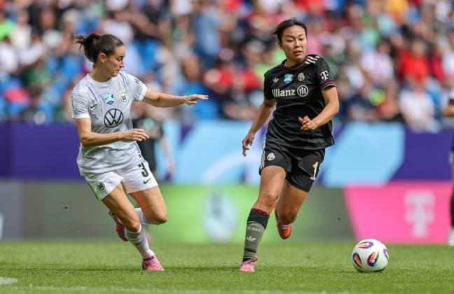 DEU, Karlsruhe, Bayern München vs VfL Wolfsburg, Google Pixel Supercup der Frauen, DFB, BBBank Wildpark, Finale, im Bild f l n r Caitlin Dijkstra VfL Wolfsburg 3 , Momoko Tanikawa Bayern München 18 DFB DFL REGULATIONS PROHIBIT ANY USE OF PHOTOGRAPHS AS IMAGE SEQUENCES AND OR QUASI VIDEO, 30 08 2025, Copyright: HMBxMedia HendrikxHamelau