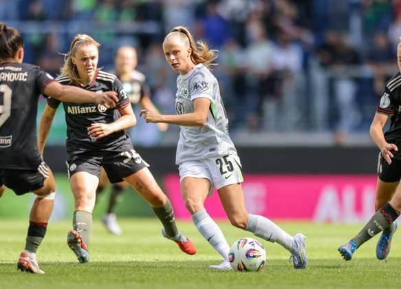 DEU, Karlsruhe, Bayern München vs VfL Wolfsburg, Google Pixel Supercup der Frauen, DFB, BBBank Wildpark, Finale, im Bild f l n r Georgia Stanway Bayern München 31 , Vivien Endemann VfL Wolfsburg 25 DFB DFL REGULATIONS PROHIBIT ANY USE OF PHOTOGRAPHS AS IMAGE SEQUENCES AND OR QUASI VIDEO, 30 08 2025, Copyright: HMBxMedia HendrikxHamelau
