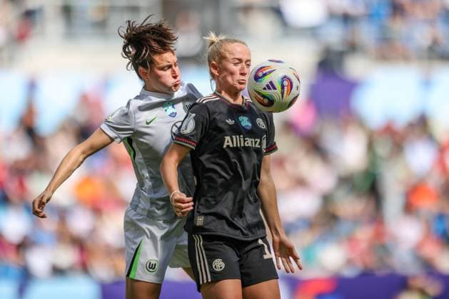 DEU, Karlsruhe, Bayern München vs VfL Wolfsburg, Google Pixel Supercup der Frauen, DFB, BBBank Wildpark, Finale, im Bild f l n r Caitlin Dijkstra VfL Wolfsburg 3 , Lea Schüller Bayern München 11 DFB DFL REGULATIONS PROHIBIT ANY USE OF PHOTOGRAPHS AS IMAGE SEQUENCES AND OR QUASI VIDEO, 30 08 2025, Copyright: HMBxMedia HendrikxHamelau