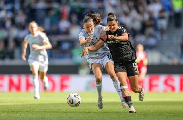 DEU, Karlsruhe, Bayern München vs VfL Wolfsburg, Google Pixel Supercup der Frauen, DFB, BBBank Wildpark, Finale, im Bild f l n r Joelle Wedemeyer VfL Wolfsburg 24 , Jovana Damnjanović Bayern München 9 DFB DFL REGULATIONS PROHIBIT ANY USE OF PHOTOGRAPHS AS IMAGE SEQUENCES AND OR QUASI VIDEO, 30 08 2025, Copyright: HMBxMedia HendrikxHamelau