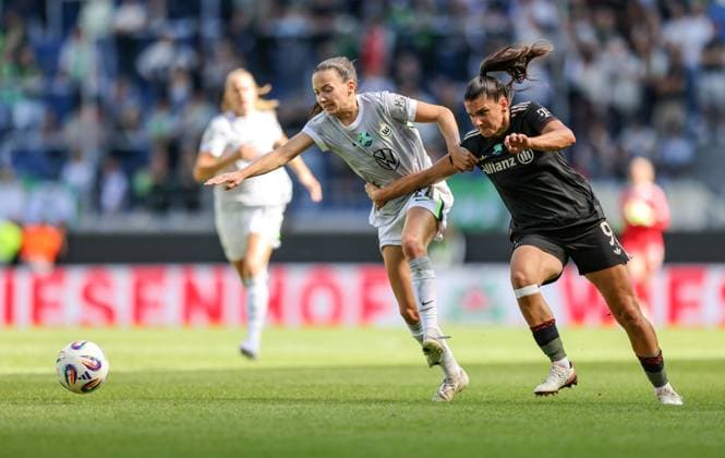 DEU, Karlsruhe, Bayern München vs VfL Wolfsburg, Google Pixel Supercup der Frauen, DFB, BBBank Wildpark, Finale, im Bild f l n r Joelle Wedemeyer VfL Wolfsburg 24 , Jovana Damnjanović Bayern München 9 DFB DFL REGULATIONS PROHIBIT ANY USE OF PHOTOGRAPHS AS IMAGE SEQUENCES AND OR QUASI VIDEO, 30 08 2025, Copyright: HMBxMedia HendrikxHamelau