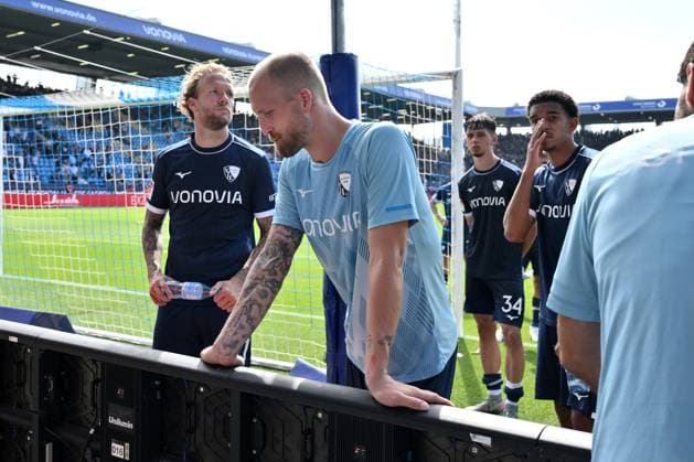 Kevin Vogt VfL Bochum , Philipp Hofmann VfL Bochum , Cajetan Lenz VfL Bochum , Francis Onyeka VfL Bochum , v li , after the defeat 30 08 2025, Fußball 2 Bundesliga, Saison 2025 2026, 4 Spieltag, VfL Bochum Preußen Münster DFL regulations prohibit any use of photographs as image sequences and or quasi video Bochum Vonovia Ruhrstadion Nordrhein Westfalen Germany Team2