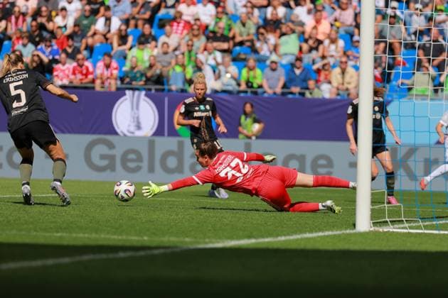 Ena Mahmutovic 32, FC Bayern Women 1 parries ball Football I Women I Season 2025 2026 I Supercup I FC Bayern Munich - VFL Wolfsburg I 29 08 2025 Copyright: xMaxxMesterx