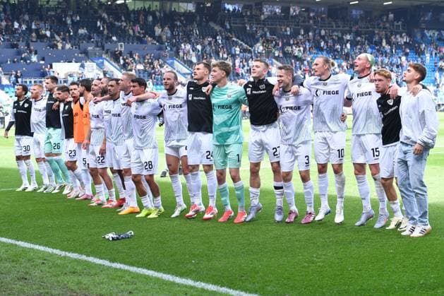 Soccer 2 Bundesliga 4 Matchday VfL Bochum SC Preußen Münster on 30 08 2025 at Vonovia Ruhrstadion in Bochum Players of SC Preußen Münster celebrate the away win with their fans DFL regulations prohibit any use of photographs as image sequences and or quasi video xRx