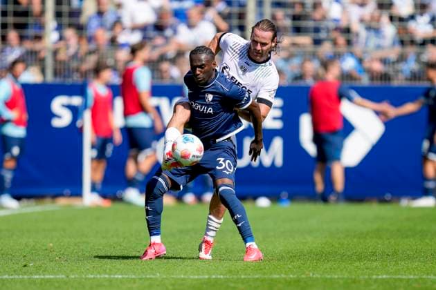 Owono Darnell Keumo VfL Bochum and Jannis Heuer Preußen Münster battle for the ball during the 2 Bundesliga match between VfL Bochum and Preußen Münster, Vonovia Ruhrstadion on August 30, 2025 in Bochum, Germany Photo by Alex Gottschalk DeFodi Images Owono Darnell Keumo VfL Bochum and Jannis Heuer Preußen Münster battle for the ball during the 2 Bundesliga match between VfL Bochum and Preußen Münster at Vonovia Ruhrstadion on August 30, 2025 in Bochum, Germany Photo by Alex Gottschalk DeFodi Images DFB DFL REGULATIONS PROHIBIT ANY USE OF PHOTOGRAPHS AS IMAGE SEQUENCES AND OR QUASI VIDEO Photo by Alex Gottschalk DeFodi Images DFB DFL REGULATIONS PROHIBIT ANY USE OF PHOTOGRAPHS AS IMAGE SEQUENCES AND OR QUASI VIDEO