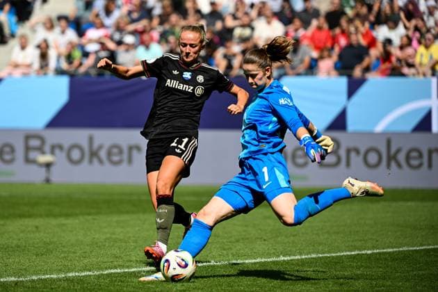 Soccer I Women I Season 2025 2026 I Supercup I FC Bayern Munich VfL Wolfsburg I 30 08 2025 Lea Schüller 11, FC Bayern Munich runs at Stina Johannes 1, VfL Wolfsburg, who takes a kick Karlsruhe BBBank Wildpark Baden Württemberg Germany Copyright: xLobeca InesxHähnelx