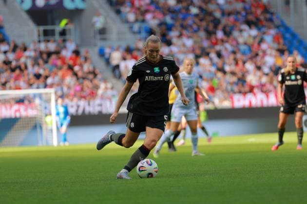 Magdalena Eriksson 5 FC Bayern Women 1 with ball in action Football I Women I Season 2025 2026 I Supercup I FC Bayern Munich - VFL Wolfsburg I 29 08 2025 Copyright: xMaxxMesterx