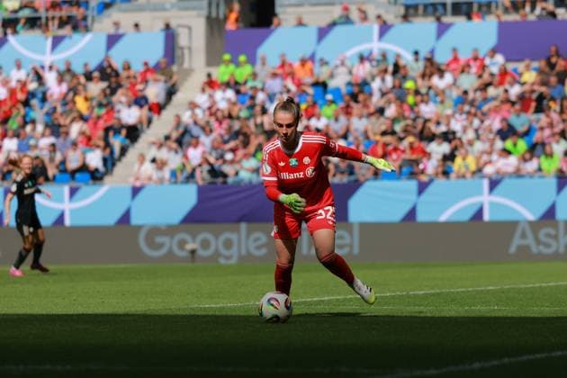 Ena Mahmutovic 32, FC Bayern Women 1 on the ball Football I Women I Season 2025 2026 I Supercup I FC Bayern Munich - VFL Wolfsburg I 29 08 2025 Copyright: xMaxxMesterx