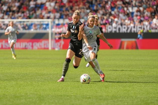 Google Pixel Womens Supercup, FC Bayern Munich vs VfL Wolfsburg, 30 08 2025 Duel between Franziska Kett FC Bayern Munich, 20 and Svenja Huth VfL Wolfsburg, 10 Google Pixel Womens Supercup, FC Bayern Munich vs VfL Wolfsburg, BBBank Wildpark Karlsruhe, 30 08 2025 DFB DFL REGULATIONS PROHIBIT ANY USE OF PHOTOGRAPHS AS IMAGE SEQUENCES AND OR QUASI VIDEO Copyright: xBEAUTIFULxSPORTS Boscox