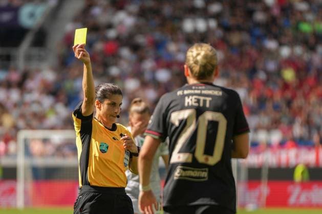 Google Pixel Womens Supercup, FC Bayern Munich vs VfL Wolfsburg, 30 08 2025 Riem Hussein referee with yellow card for Franziska Kett FC Bayern Munich, 20 Google Pixel Womens Supercup, FC Bayern Munich vs VfL Wolfsburg, BBBank Wildpark Karlsruhe, 30 08 2025 DFB DFL REGULATIONS PROHIBIT ANY USE OF PHOTOGRAPHS AS IMAGE SEQUENCES AND OR QUASI VIDEO Copyright: xBEAUTIFULxSPORTS Boscox