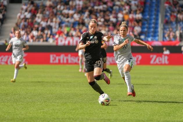 Google Pixel Womens Supercup, FC Bayern Munich vs VfL Wolfsburg, 30 08 2025 Duel between Franziska Kett FC Bayern Munich, 20 and Svenja Huth VfL Wolfsburg, 10 Google Pixel Womens Supercup, FC Bayern Munich vs VfL Wolfsburg, BBBank Wildpark Karlsruhe, 30 08 2025 DFB DFL REGULATIONS PROHIBIT ANY USE OF PHOTOGRAPHS AS IMAGE SEQUENCES AND OR QUASI VIDEO Copyright: xBEAUTIFULxSPORTS Boscox