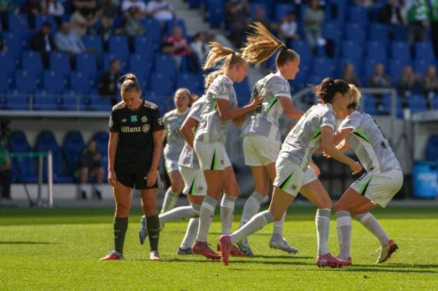 Google Pixel Womens Supercup, FC Bayern Munich vs VfL Wolfsburg, 30 08 2025 Vivien Endemann VfL Wolfsburg, 25 with her goal celebration for the 2 1 Google Pixel Womens Supercup, FC Bayern Munich vs VfL Wolfsburg, BBBank Wildpark Karlsruhe, 30 08 2025 DFB DFL REGULATIONS PROHIBIT ANY USE OF PHOTOGRAPHS AS IMAGE SEQUENCES AND OR QUASI VIDEO Copyright: xBEAUTIFULxSPORTS Boscox