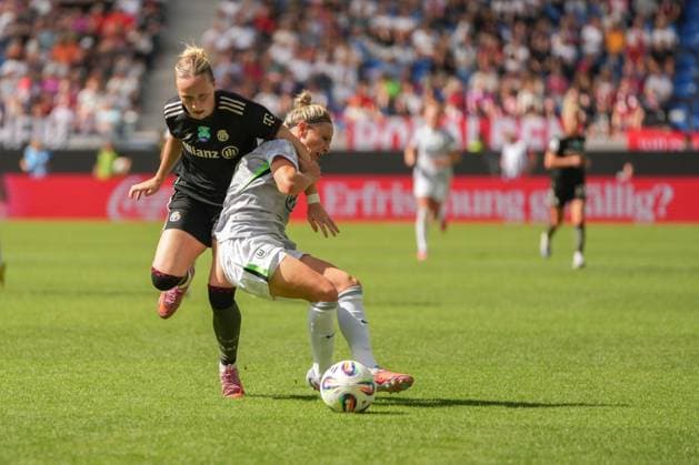 Google Pixel Womens Supercup, FC Bayern Munich vs VfL Wolfsburg, 30 08 2025 Duel between Franziska Kett FC Bayern Munich, 20 and Svenja Huth VfL Wolfsburg, 10 Google Pixel Womens Supercup, FC Bayern Munich vs VfL Wolfsburg, BBBank Wildpark Karlsruhe, 30 08 2025 DFB DFL REGULATIONS PROHIBIT ANY USE OF PHOTOGRAPHS AS IMAGE SEQUENCES AND OR QUASI VIDEO Copyright: xBEAUTIFULxSPORTS Boscox