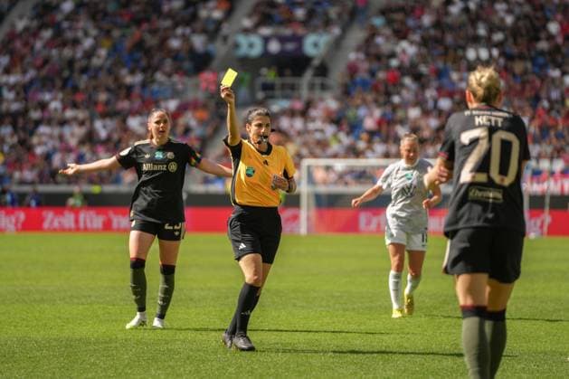 Google Pixel Womens Supercup, FC Bayern Munich vs VfL Wolfsburg, 30 08 2025 Riem Hussein referee with yellow card for Franziska Kett FC Bayern Munich, 20 Google Pixel Womens Supercup, FC Bayern Munich vs VfL Wolfsburg, BBBank Wildpark Karlsruhe, 30 08 2025 DFB DFL REGULATIONS PROHIBIT ANY USE OF PHOTOGRAPHS AS IMAGE SEQUENCES AND OR QUASI VIDEO Copyright: xBEAUTIFULxSPORTS Boscox