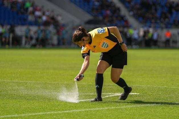 Google Pixel Womens Supercup, FC Bayern Munich vs VfL Wolfsburg, 30 08 2025 Riem Hussein referee spraying the wall line Google Pixel Womens Supercup, FC Bayern Munich vs VfL Wolfsburg, BBBank Wildpark Karlsruhe, 30 08 2025 DFB DFL REGULATIONS PROHIBIT ANY USE OF PHOTOGRAPHS AS IMAGE SEQUENCES AND OR QUASI VIDEO Copyright: xBEAUTIFULxSPORTS Boscox