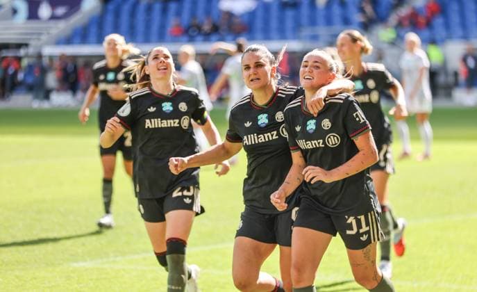 DEU, Karlsruhe, Bayern München vs VfL Wolfsburg, Google Pixel Supercup der Frauen, DFB, BBBank Wildpark, Finale, im Bild Georgia Stanway Bayern München 31 erzielt das Tor zum 4 1, Jubel mit dem Team, Jovana Damnjanović Bayern München 9 DFB DFL REGULATIONS PROHIBIT ANY USE OF PHOTOGRAPHS AS IMAGE SEQUENCES AND OR QUASI VIDEO, 30 08 2025, Copyright: HMBxMedia HendrikxHamelau