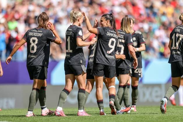 DEU, Karlsruhe, Bayern München vs VfL Wolfsburg, Google Pixel Supercup der Frauen, DFB, BBBank Wildpark, Finale, im Bild Lea Schüller Bayern München 11 erzielt das Tor zum 3 1, Jubel mit dem Team DFB DFL REGULATIONS PROHIBIT ANY USE OF PHOTOGRAPHS AS IMAGE SEQUENCES AND OR QUASI VIDEO, 30 08 2025, Copyright: HMBxMedia HendrikxHamelau