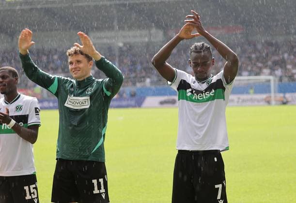 Benedikt Pichler Hannover 96 , Mustapha Bundu Hannover 96 celebrate the victory Football, Men, Season 2025 2026, 2 BL, Holstein Stadion, Holstein Kiel vs Hannover 96, 1 2 DFL REGULATIONS PROHIBIT ANY USE OF PHOTOGRAPHS AS IMAGE SEQUENCES AND OR QUASI VIDEO