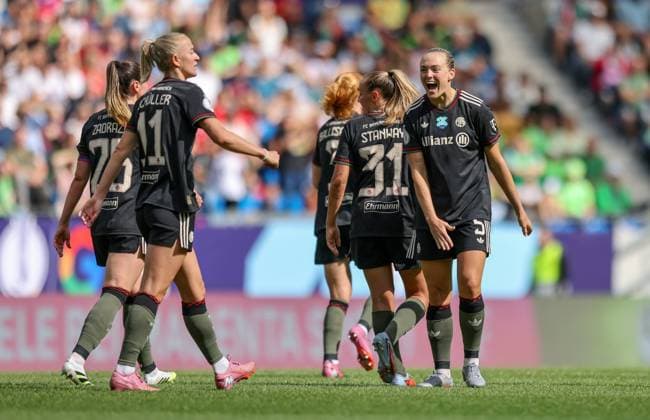 DEU, Karlsruhe, Bayern München vs VfL Wolfsburg, Google Pixel Supercup der Frauen, DFB, BBBank Wildpark, Finale, im Bild Lea Schüller Bayern München 11 erzielt das Tor zum 3 1, Jubel mit dem Team, Magdalena Eriksson Bayern München 5 DFB DFL REGULATIONS PROHIBIT ANY USE OF PHOTOGRAPHS AS IMAGE SEQUENCES AND OR QUASI VIDEO, 30 08 2025, Copyright: HMBxMedia HendrikxHamelau