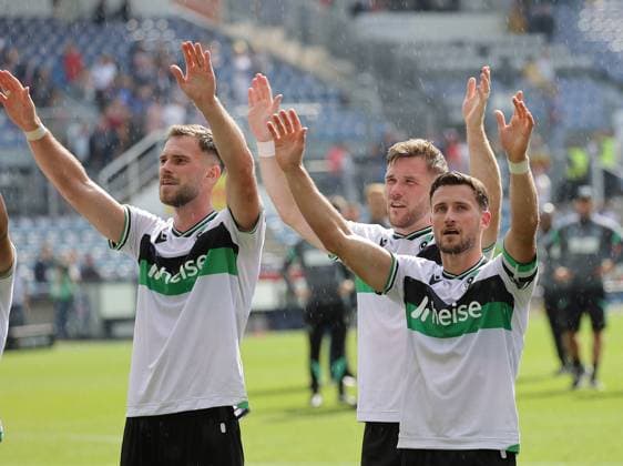 Boris Tomiak Hannover 96 , Enzo Leopold Hannover 96 celebrate the victory Football, Men, Season 2025 2026, 2 BL, Holstein Stadion, Holstein Kiel vs Hannover 96, 1 2 DFL REGULATIONS PROHIBIT ANY USE OF PHOTOGRAPHS AS IMAGE SEQUENCES AND OR QUASI VIDEO