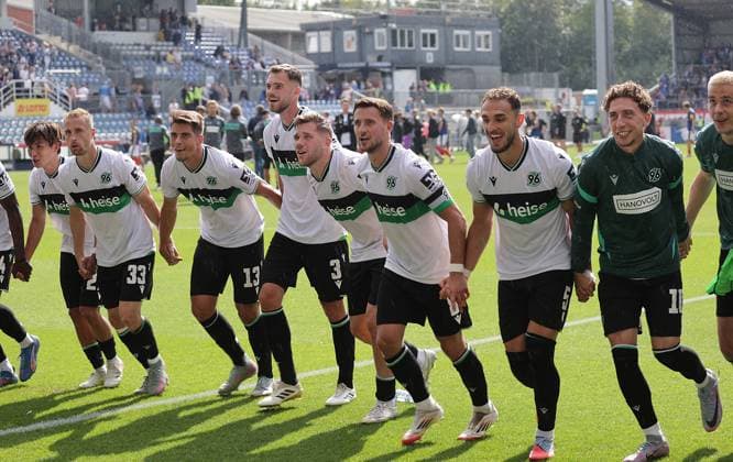 Benjamin Kaellman Hannover 96 celebrates with the team Football, Men, Season 2025 2026, 2 BL, Holstein Stadion, Holstein Kiel vs Hannover 96, 1 2 DFL REGULATIONS PROHIBIT ANY USE OF PHOTOGRAPHS AS IMAGE SEQUENCES AND OR QUASI VIDEO