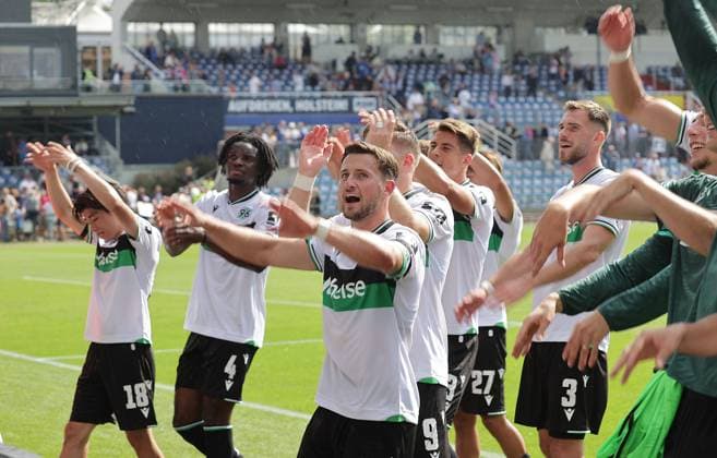 Enzo Leopold Hannover 96 celebrates victory Football, Men, Season 2025 2026, 2 BL, Holstein Stadion, Holstein Kiel vs Hannover 96, 1 2 DFL REGULATIONS PROHIBIT ANY USE OF PHOTOGRAPHS AS IMAGE SEQUENCES AND OR QUASI VIDEO