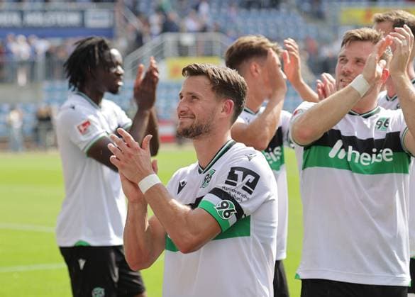 Enzo Leopold Hannover 96 celebrates victory Football, Men, Season 2025 2026, 2 BL, Holstein Stadion, Holstein Kiel vs Hannover 96, 1 2 DFL REGULATIONS PROHIBIT ANY USE OF PHOTOGRAPHS AS IMAGE SEQUENCES AND OR QUASI VIDEO