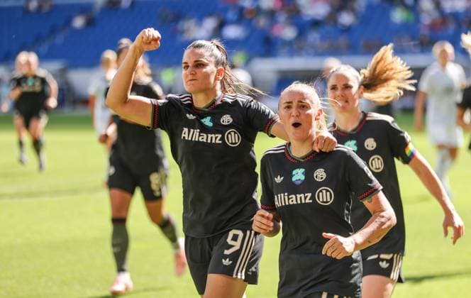 DEU, Karlsruhe, Bayern München vs VfL Wolfsburg, Google Pixel Supercup der Frauen, DFB, BBBank Wildpark, Finale, im Bild Georgia Stanway Bayern München 31 erzielt das Tor zum 4 1, Jubel mit dem Team, Jovana Damnjanović Bayern München 9 DFB DFL REGULATIONS PROHIBIT ANY USE OF PHOTOGRAPHS AS IMAGE SEQUENCES AND OR QUASI VIDEO, 30 08 2025, Copyright: HMBxMedia HendrikxHamelau