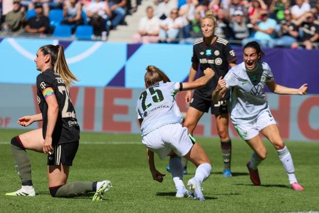 Karlsruhe, Germany 30 August 2025 DFB Supercup Women 2025 2026 FC Bayern Munich vs VfL Wolfsburg In the picture from left the second goal scorer Vivien Endemann VfL Wolfsburg scores the goal to 1 2 for Wolfsburg and cheers with Maria Joelle Wedemeyer VfL Wolfsburg DFB regulations prohibit any use of photographs as image sequences and or quasi video BBBank Wildpark Baden Württemberg Copyright: xFotostandx xFantinix