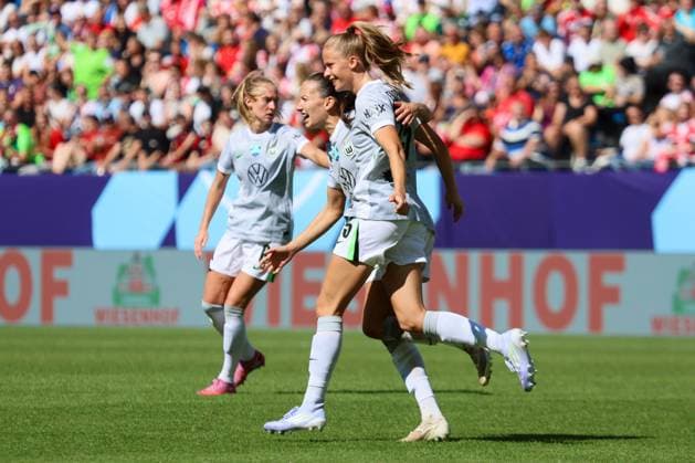 Karlsruhe, Germany 30 August 2025 DFB Supercup Women 2025 2026 FC Bayern Munich vs VfL Wolfsburg In the picture from left the second goal scorer Vivien Endemann VfL Wolfsburg makes the goal to 1 2 for Wolfsburg and cheers with Maria Joelle Wedemeyer VfL Wolfsburg DFB regulations prohibit any use of photographs as image sequences and or quasi video BBBank Wildpark Baden Württemberg Copyright: xFotostandx xFantinix