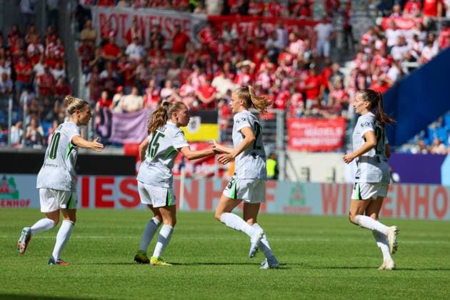 Karlsruhe, Germany 30 August 2025 DFB Supercup Women 2025 2026 FC Bayern Munich vs VfL Wolfsburg In the picture from left the third goal scorer Vivien Endemann VfL Wolfsburg scores the goal to 1 2 for Wolfsburg and cheers with Maria Joelle Wedemeyer VfL Wolfsburg and Janou Levels VfL Wolfsburg and Svenja Huth VfL Wolfsburg , left in the picture DFB regulations prohibit any use of photographs as image sequences and or quasi video BBBank Wildpark Baden Württemberg Copyright: xFotostandx xFantinix