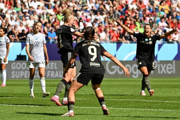 Soccer I Women I Season 2025 2026 I Supercup I FC Bayern Munich VfL Wolfsburg I 30 08 2025 Goal celebration Lea Schüller 11, FC Bayern Munich with Jovana Damnjanovic 9, FC Bayern Munich and Lena Oberdorf 8, FC Bayern Munich Karlsruhe BBBank Wildpark Baden Württemberg Germany Copyright: xLobeca InesxHähnelx