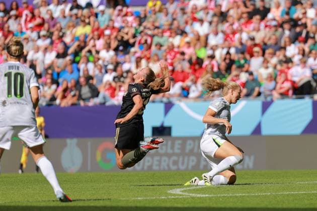 Georgia Stanway 31, FC Bayern Women 1 fouled in the air Football I Women I Season 2025 2026 I Supercup I FC Bayern Munich - VFL Wolfsburg I 29 08 2025 Copyright: xMaxxMesterx