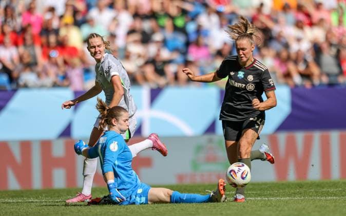 DEU, Karlsruhe, Bayern München vs VfL Wolfsburg, Google Pixel Supercup der Frauen, DFB, BBBank Wildpark, Finale, im Bild f l n r Stina Johannes VfL Wolfsburg 1 saves from Georgia Stanway Bayern München 31 DFB DFL REGULATIONS PROHIBIT ANY USE OF PHOTOGRAPHS AS IMAGE SEQUENCES AND OR QUASI VIDEO, 30 08 2025, Copyright: HMBxMedia HendrikxHamelau