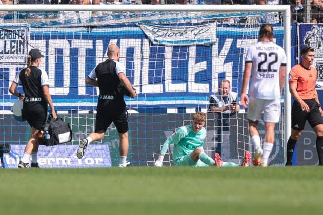 30 08 2025, 2 Bundesliga, Matchday 4, VfL Bochum 1848 Preußen Münster, Goalkeeper Johannes Schenk Preußen Münster needs treatment, Bochum Vonovia Ruhrstadion NRW Germany xRHR PHOTO DEx Copyright: DennisxEwert RHR-FOTOx RHR-FOTO DE