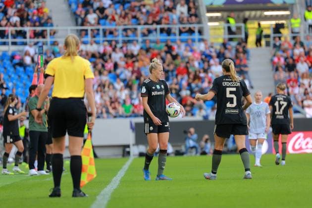 Magdalena Eriksson 5 FC Bayern Women 1 and Carolin Simon 30, FC Bayern Women 1 prepare the throw-in Football I Women I Season 2025 2026 I Supercup I FC Bayern Munich - VFL Wolfsburg I 29 08 2025 Copyright: xMaxxMesterx