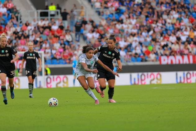 Lena Oberdorf 8, FC Bayern Women 1 and Cora Zicai 28 VFL in a duel for the ball Football I Women I 2025 2026 season I Supercup I FC Bayern Munich - VFL Wolfsburg I 29 08 2025 Copyright: xMaxxMesterx