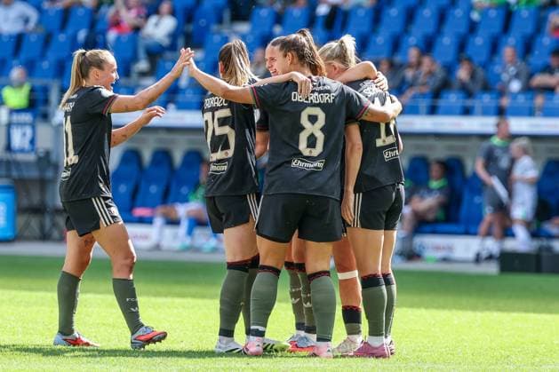 Team FC Bayern Muenchen Frauen celebrating after the 3 1 goal by Lea Schueller 11 FC Bayern Muenchen Frauen , FC Bayern Muenchen Frauen vs VfL Wolfsburg Frauen, DFL, Bundesliga, Saison 2025 2026, BBBank Wildpark, Google Pixel Supercup der Frauen, 30 08 2025 DFB regulations prohibit any use of photographs as image sequences and or quasi video Karlsruhe Baden Wuerttemberg Germany Copyright: xkolbert-press MartinxAgüerax