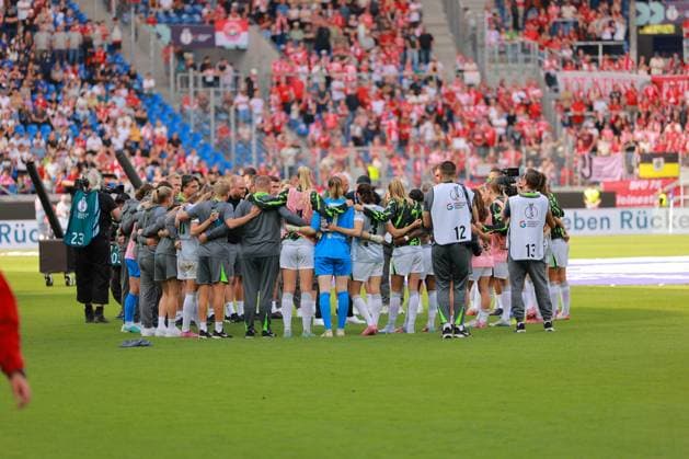 VFL Wolfsburg team meeting on the pitch after the final whistle Football I Women I Season 2025 2026 I Supercup I FC Bayern Munich - VFL Wolfsburg I 29 08 2025 Copyright: xMaxxMesterx