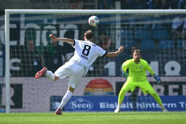 Joshua MEES MS scores the goal 1 2, against goalkeeper Timo HORN BO Soccer 2 Bundesliga, 4 Spieltag, matchday 4, VfL Bochum BO SC Preussen Muenster MS 1 2 am 30 08 2025, Vonovia Ruhrstadion Bochum Germany DFL regulations prohibit any use of photographs as image sequences and or quasi video Â